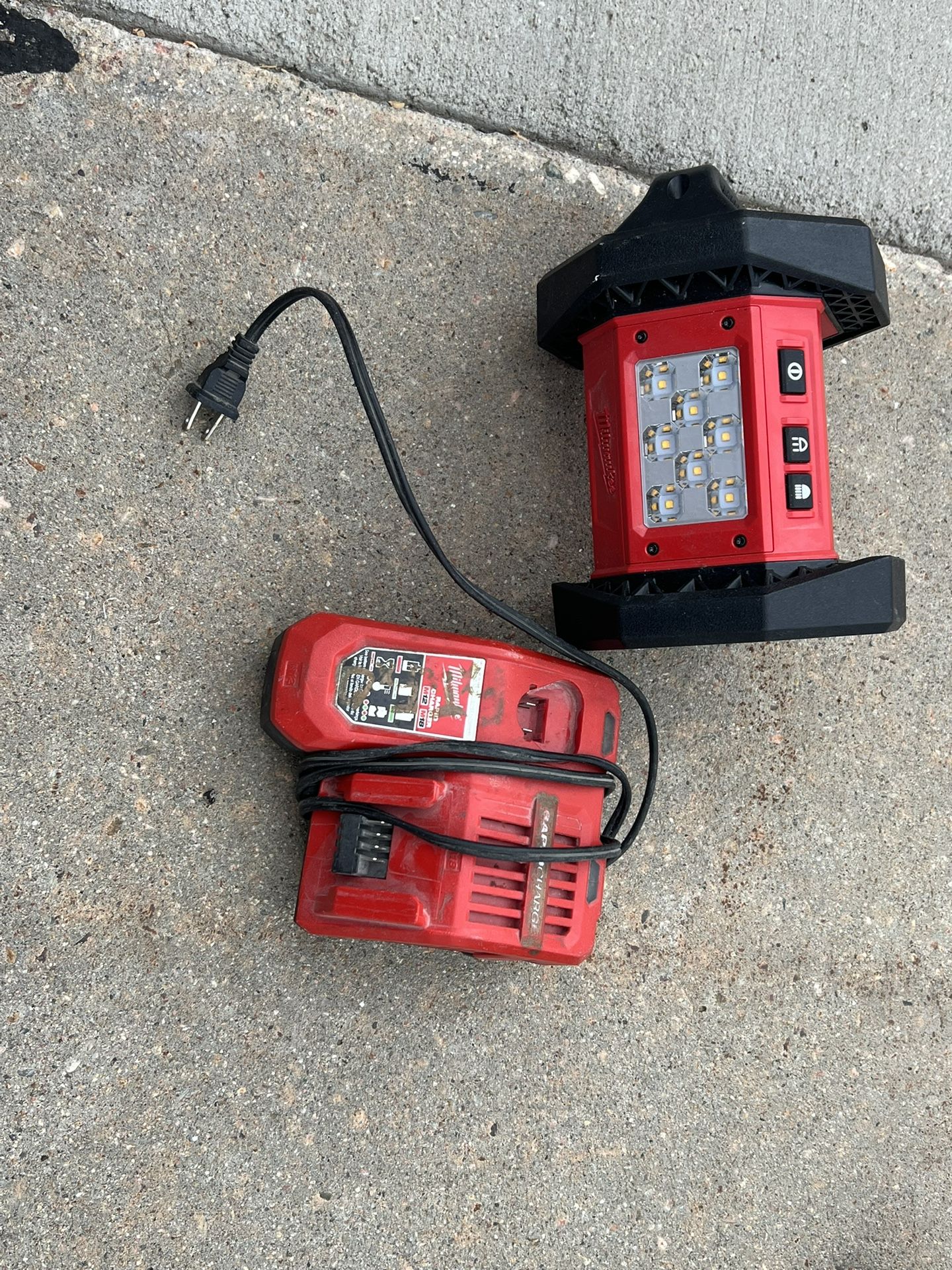 Milwaukee Work Light with 18v/12v Rapid Charger