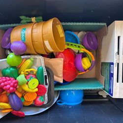 Assorted toddler kitchen/fruit/vegetables
