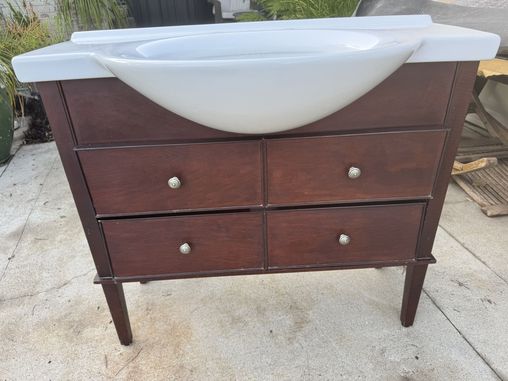 Stylish Bathroom Vanity :: Large Sink :: 41"x 21"x 37" ::