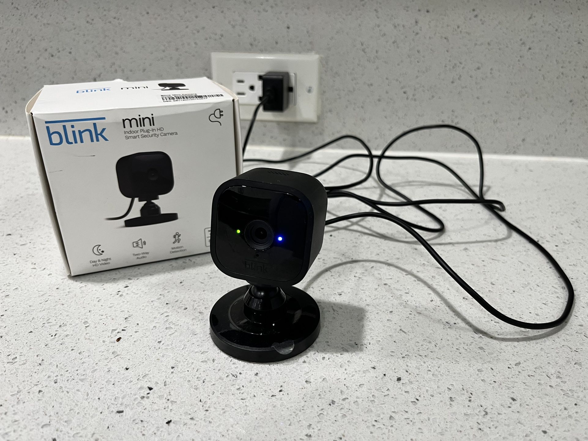BLINK Mini Indoor Plug-in HD Smart Security Camera w/ Motion Detection  (WHITE)