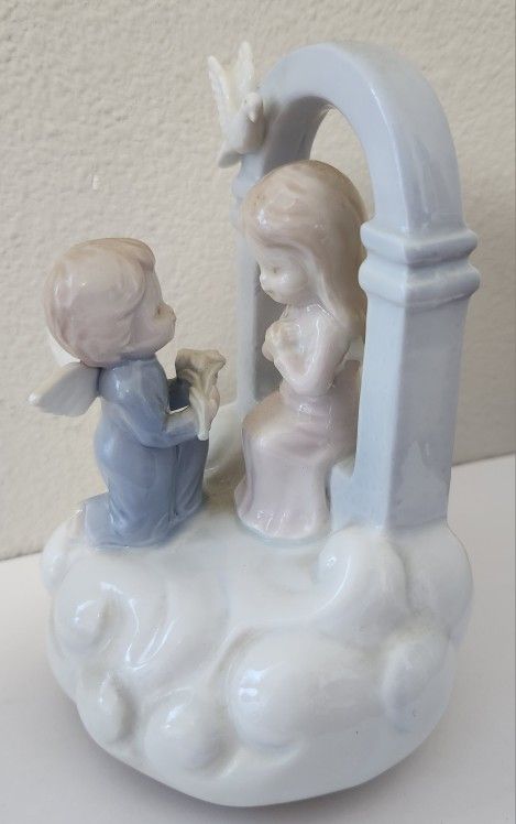 Beautiful Porcelain Angel Music Box. Plays Love Makes The World Go Round