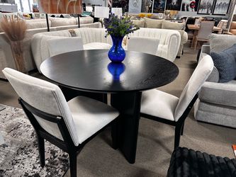 Elegant round dining table set! $799 🖤✨