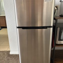 4 cubic ft Fridgidare refrig and freezer