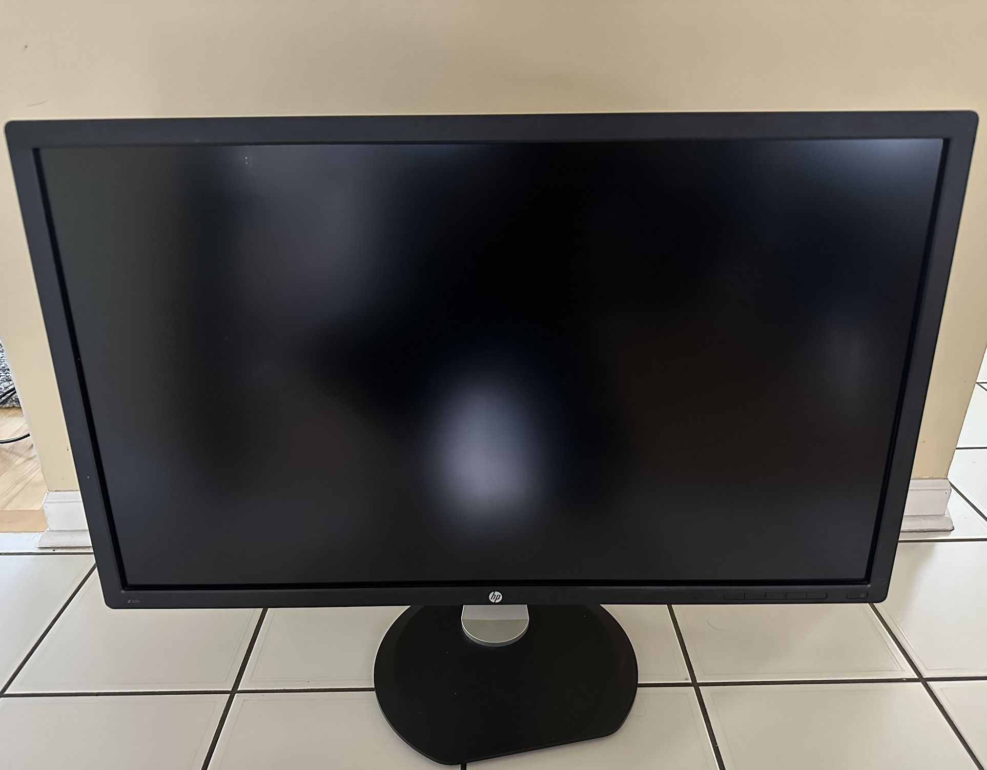 HP Z32x 32” 4K Monitor 🖥️ Works and Looks Perfect