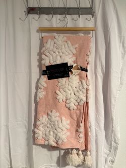 Pink snowflake decor throw blanket