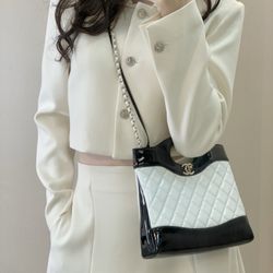 50%discount off CHANEL shoulder bag