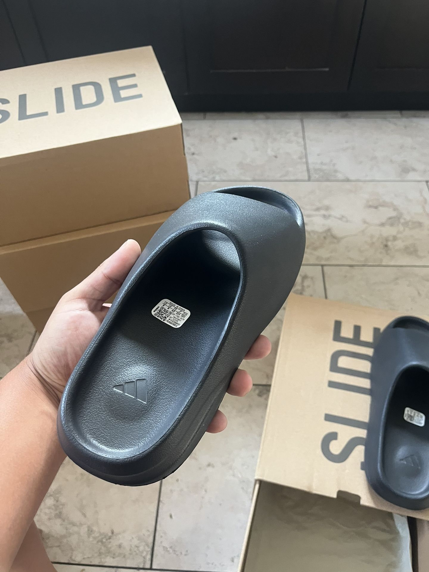 onyx yeezy slides 