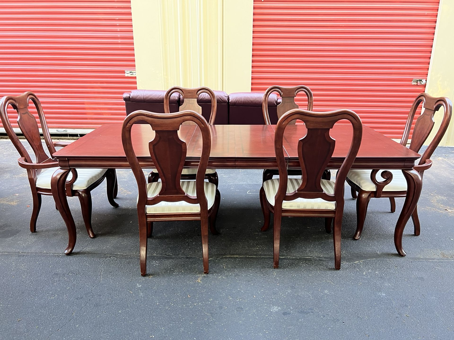 Havertys Complete Dinibg Set And China Cabinet