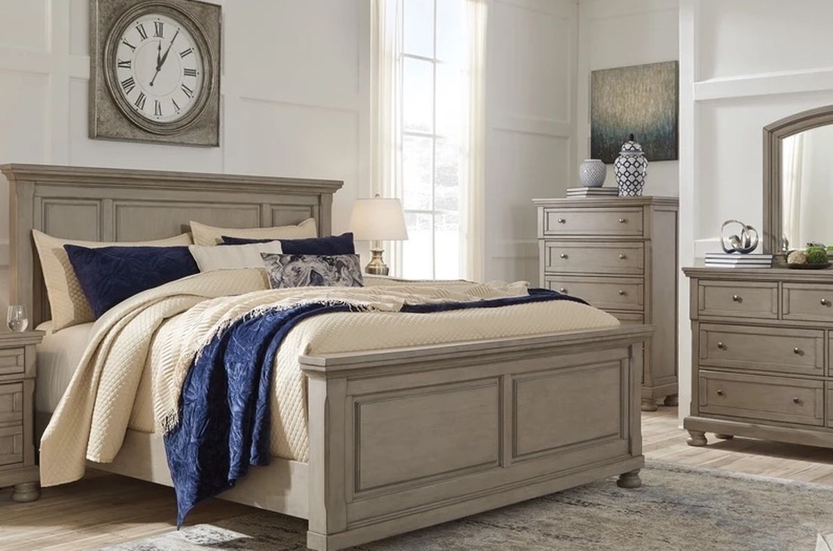 Lettner Light Gray Panel Bedroom Set ( Queen and King Bed Frame