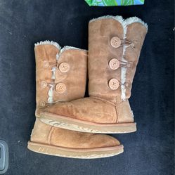 UGG Triple Bailey Button  Size 6