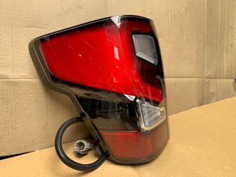 Left tail light Nissan Titan 2020-24