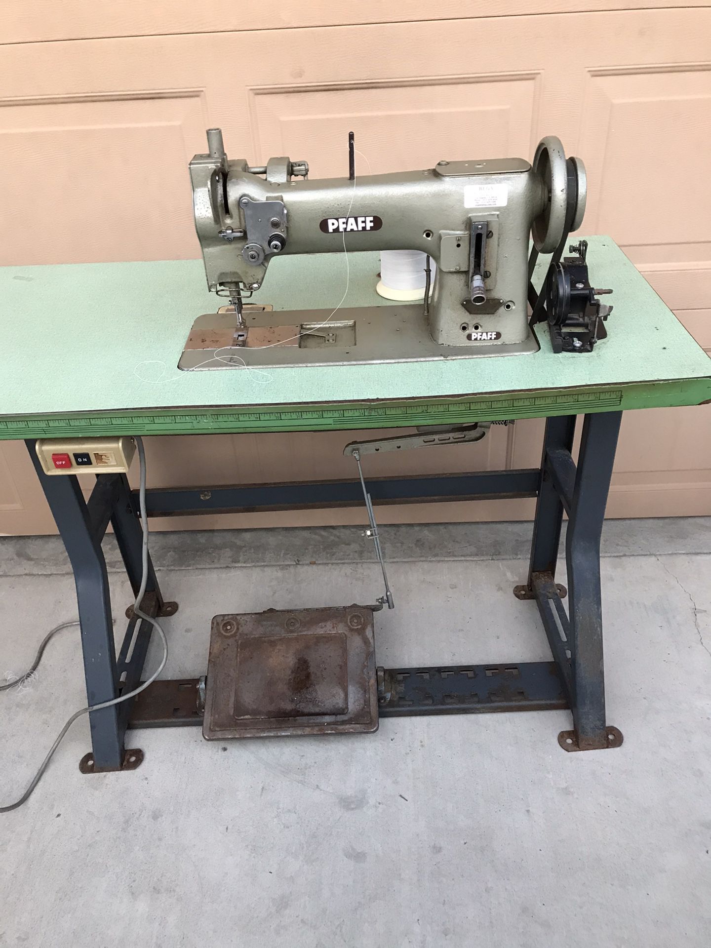 Pfaff upholstery industrial sewing machine