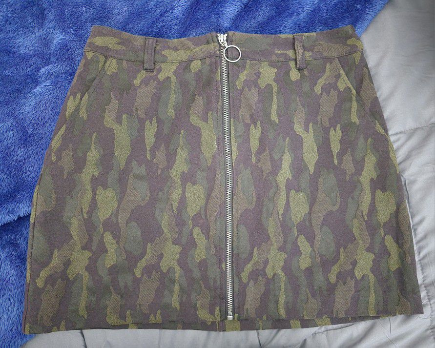 Camo Skirt with Zipper (Size 29)