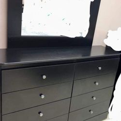 Like New 8 Drawers Dresser With Mirror Hardly Used 
