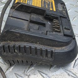 DEWALT DCB107 Lithium-Ion 12v / 20v Battery Charger