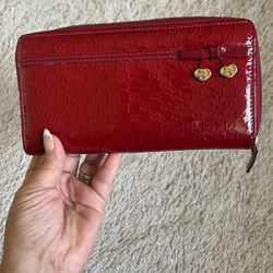 Gucci Patent Microguccissima Bow Heart Zip Wallet