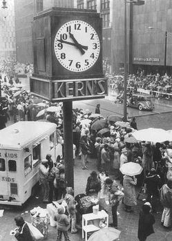 VINTAGE DOWNTOWN DETROIT KERN'S CLOCK PICTURE