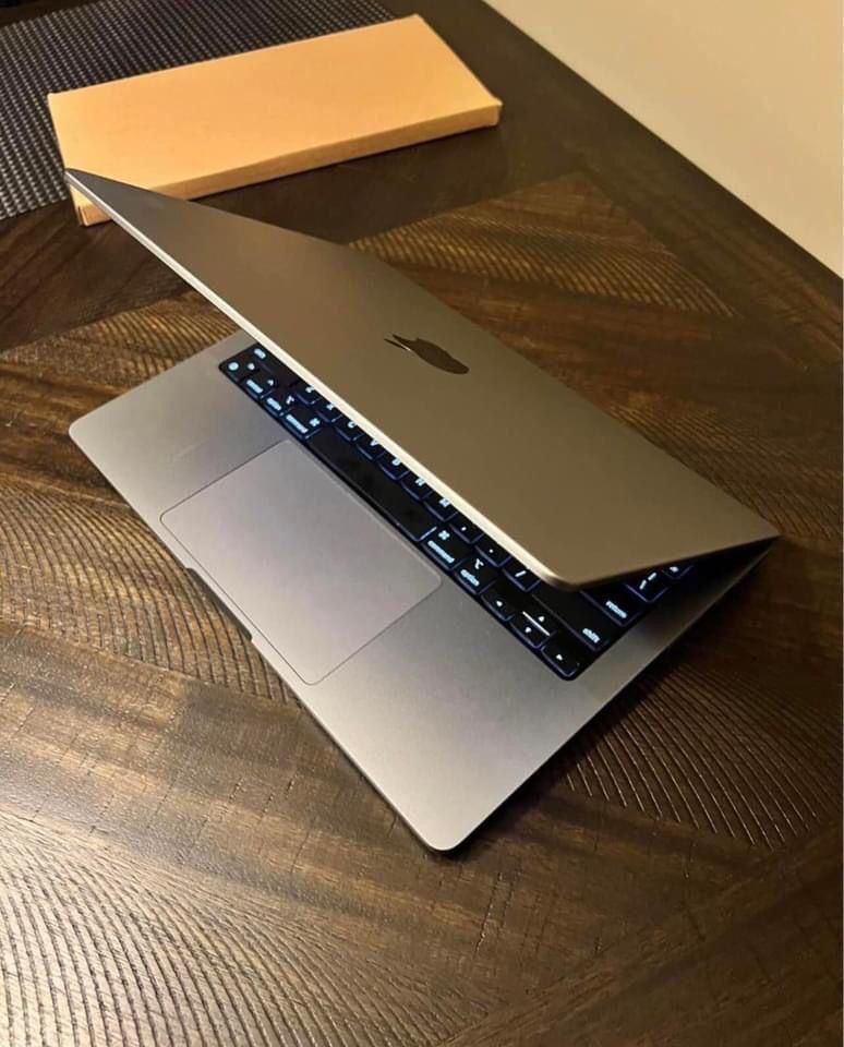 MacBook Pro -$700
