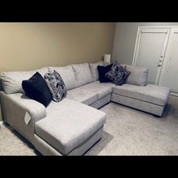SECTIONAL COUCH w DECOR PILLOWS