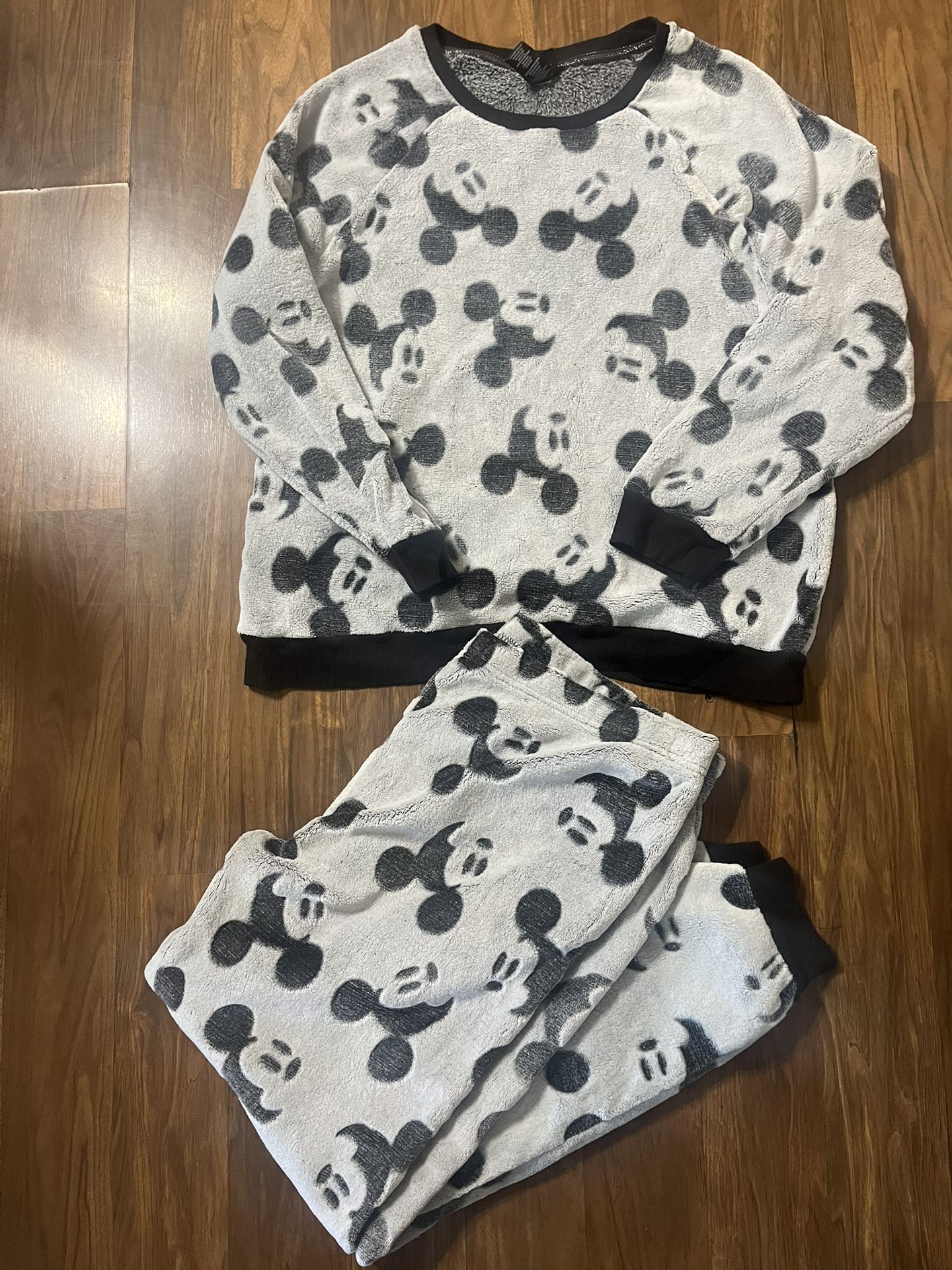 Disney Fleece Plush Soft Pajamas Set Womens Extra Large Mickey Mouse Sweater Pants