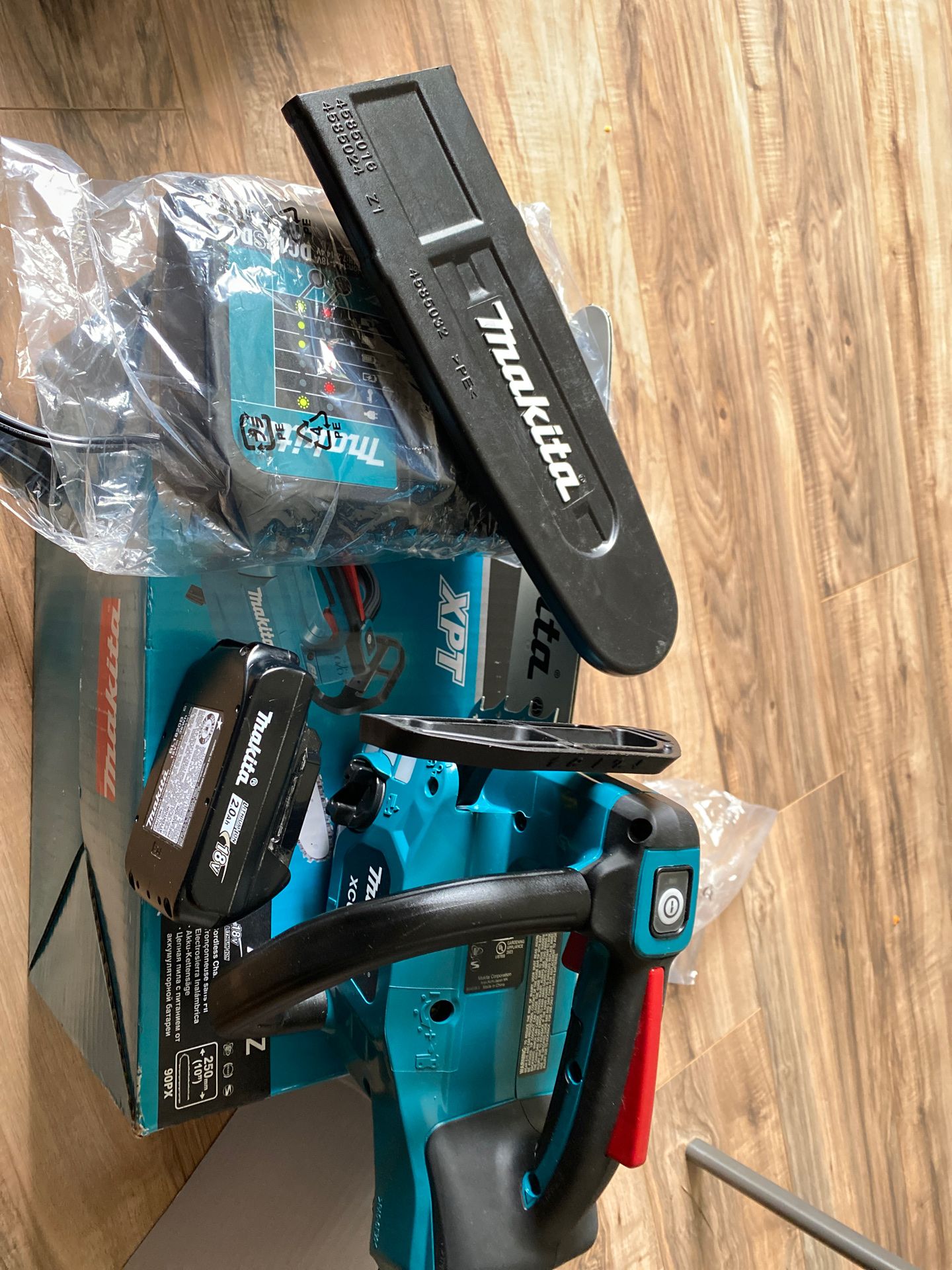 18 volt makita chainsaw. Chain is missing. 230 obo