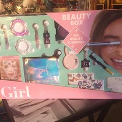 Who’s That Girl beauty Box +20 Beauty Surprise