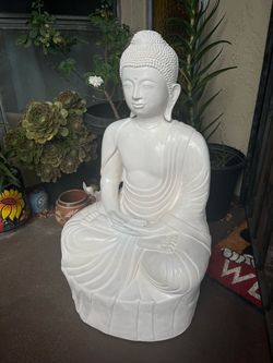 Large praying Buddha Statue