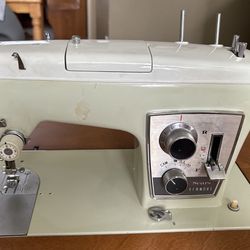 Kenmore Model 1752 Zig-zag Sewing Machine 