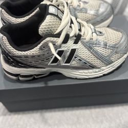 9060 New Balances.SIZE. 5 Ina Half.