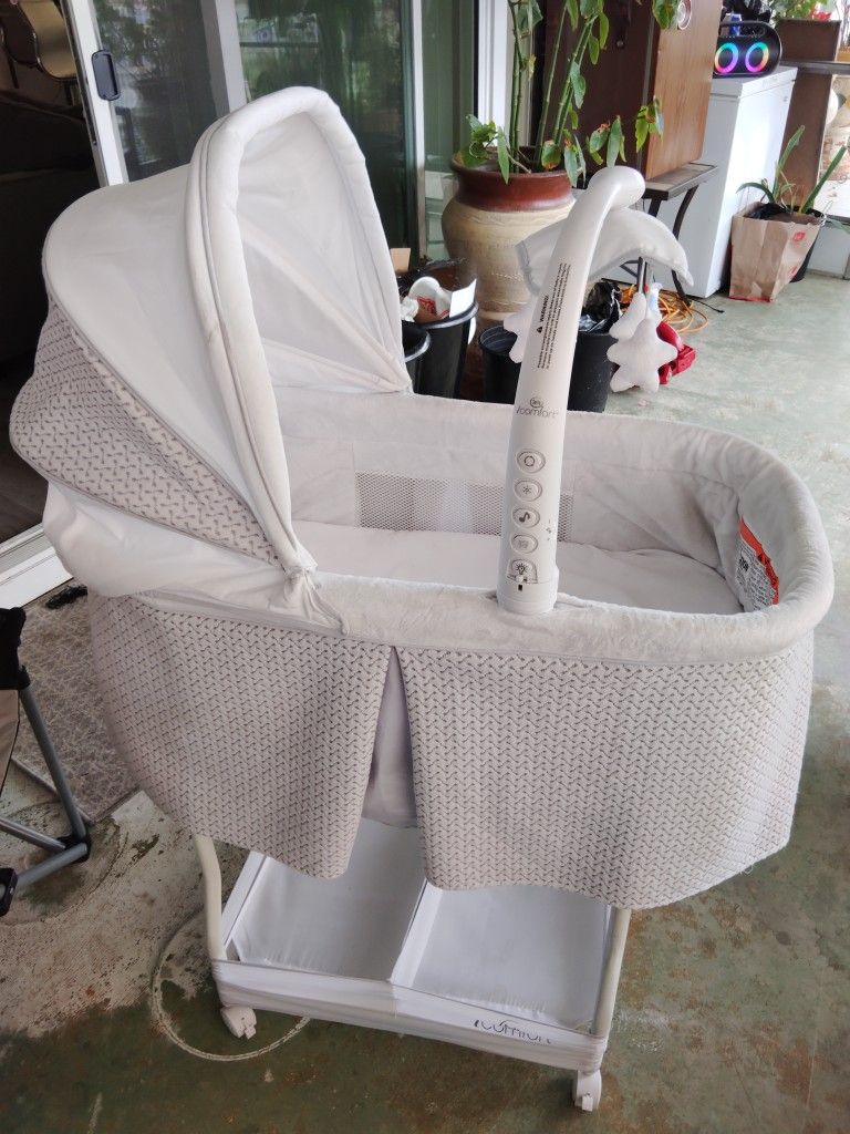 The Serta iComfort Auto Glide Bassinet