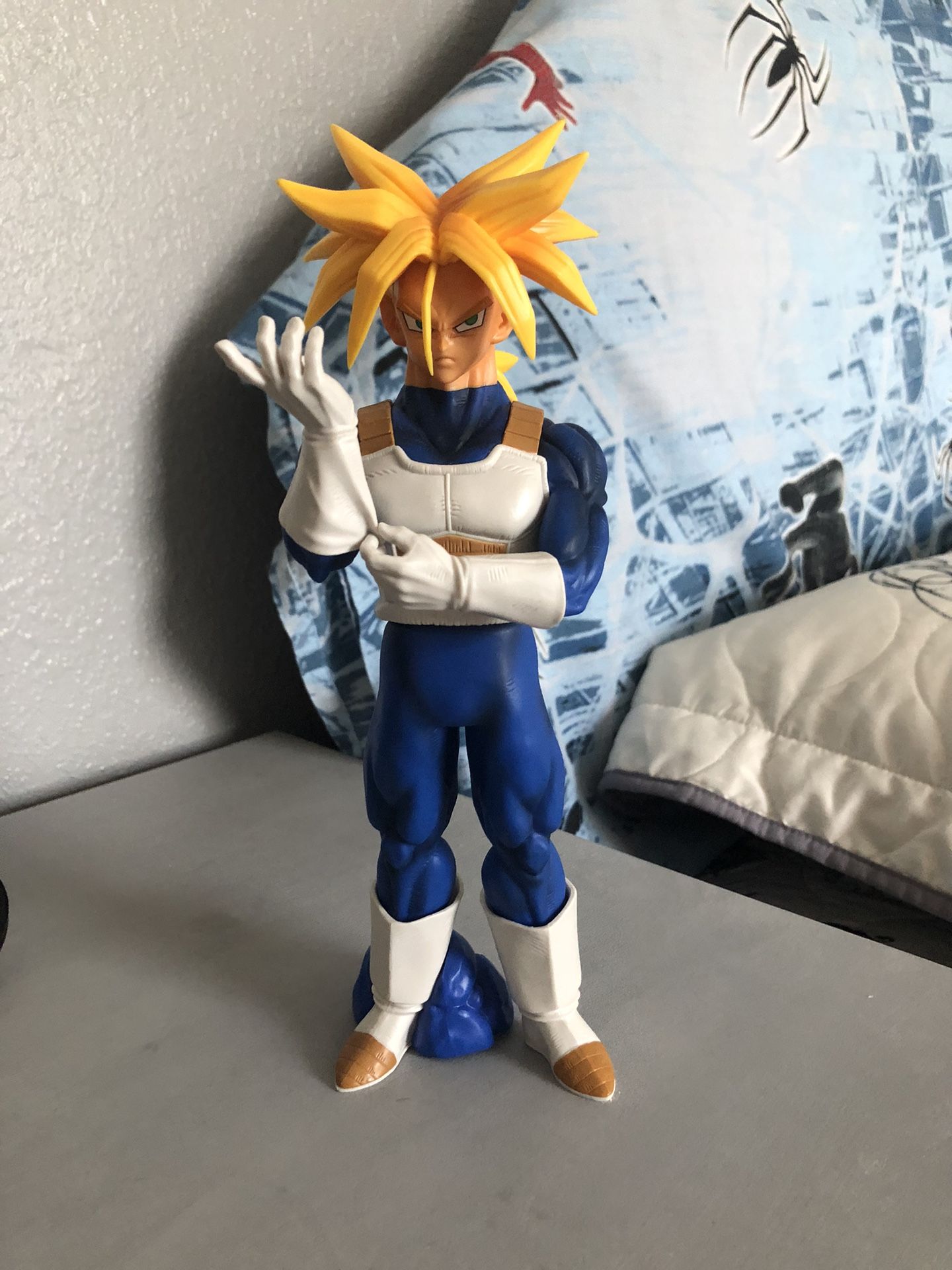 SSJ Trunks Statue