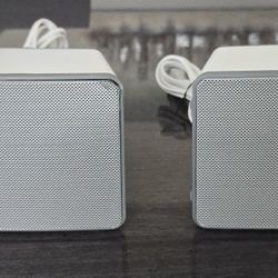 Sonos Play 3 Speaker Pair/Sanus Stands