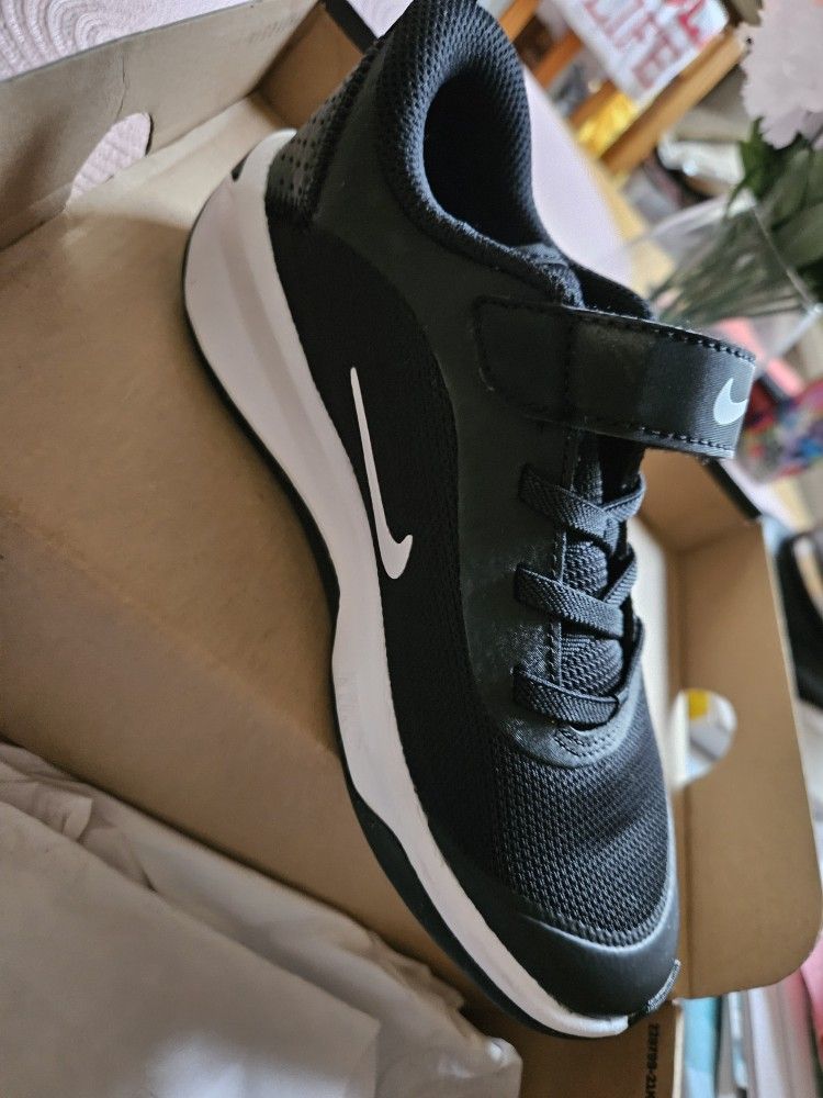 Nike Omni Multi-Court BOY SHOES