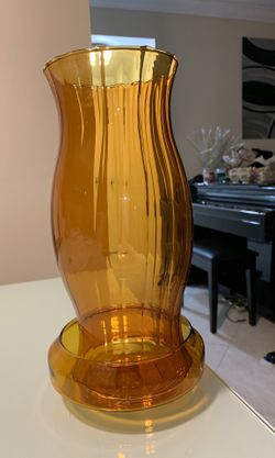 Beautiful center candle in glass