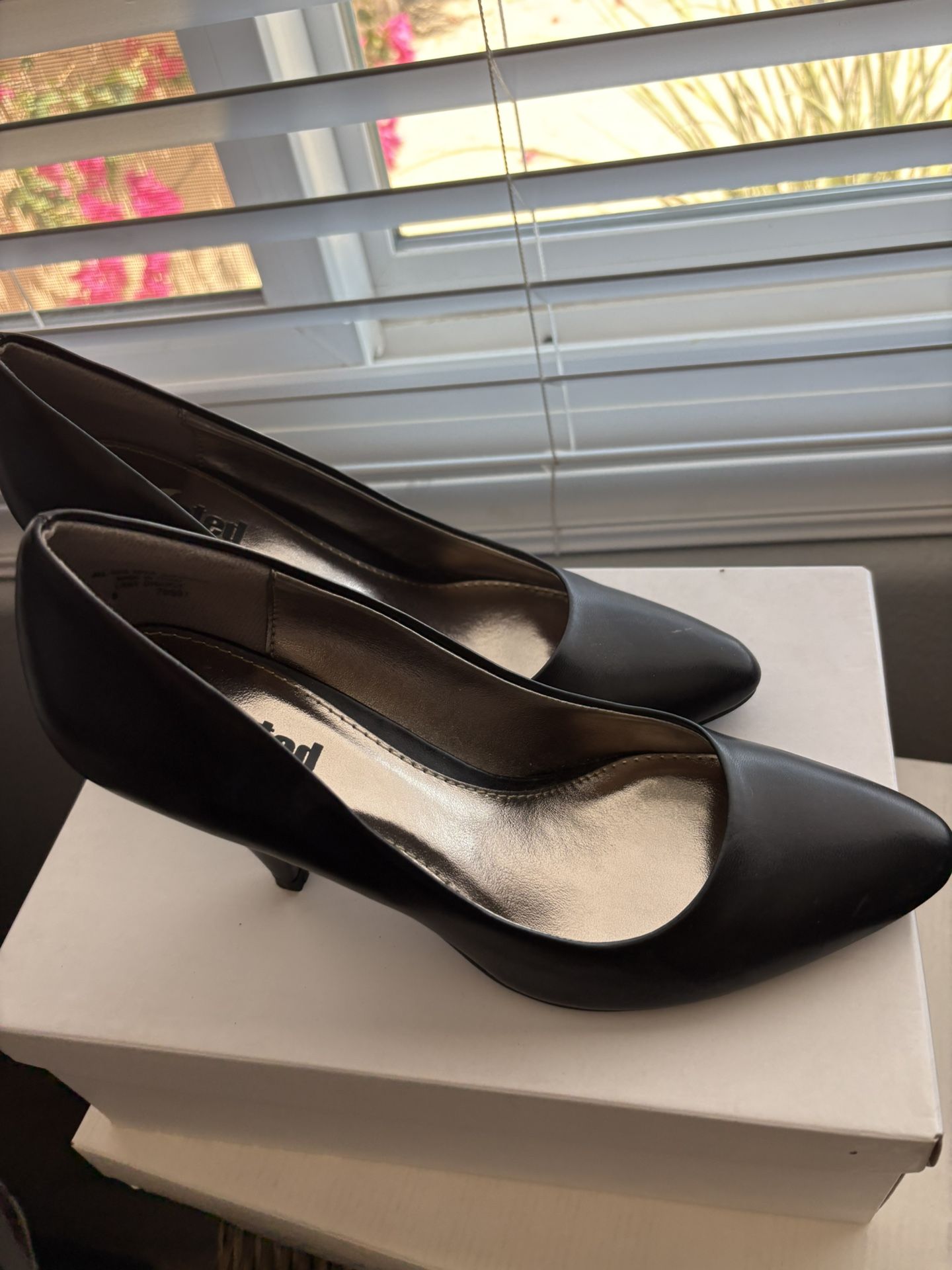 Black Pump Ladies Shoes