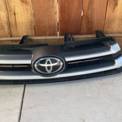 17-19 TOYOTA HIGHLANDER UPPER GRILLE OEM