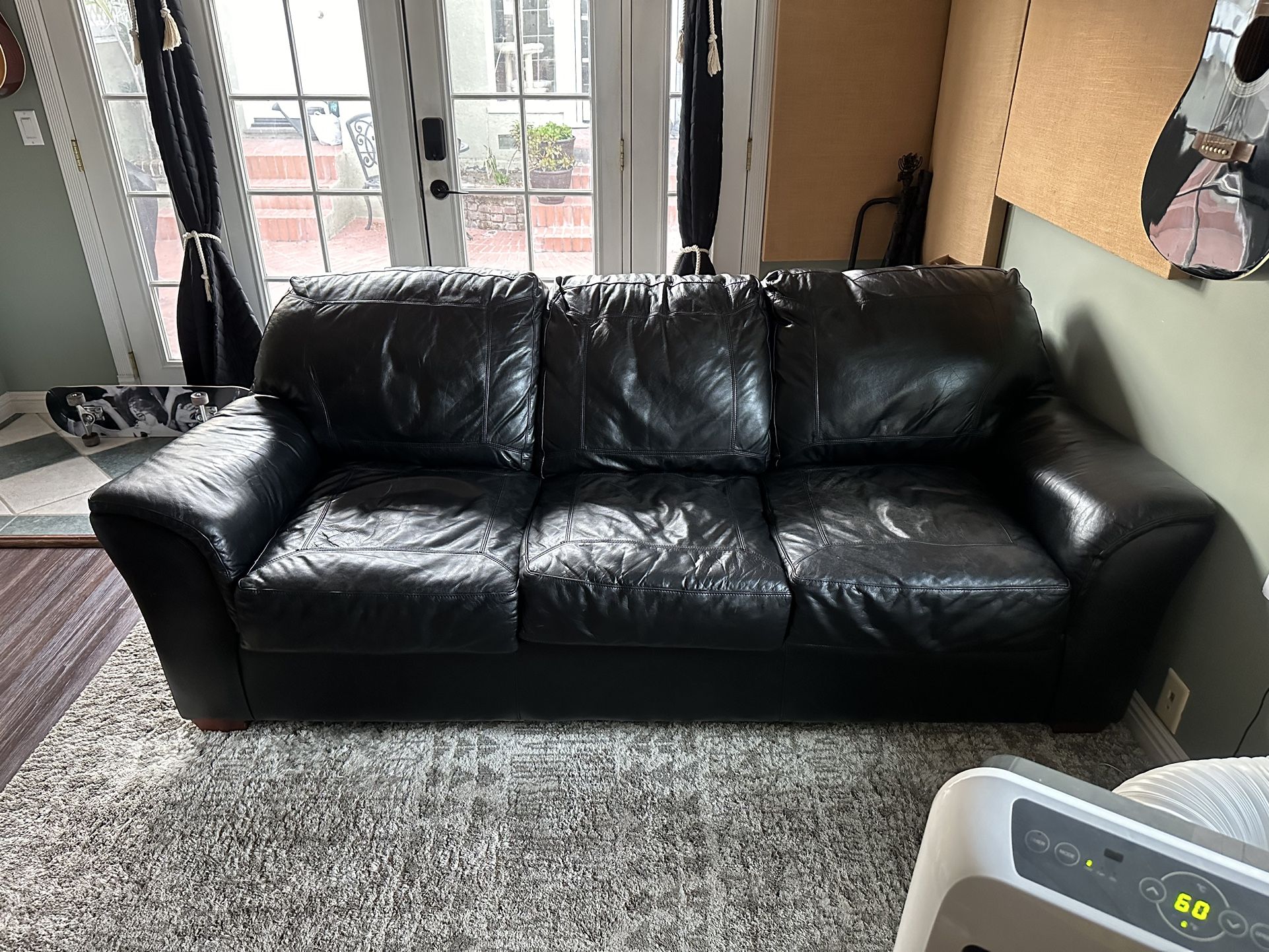 Black Leather Sofa w/ Pull-Out Bed