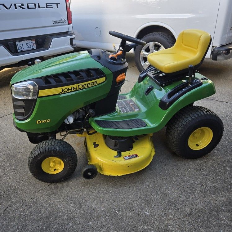 John Deer D100 Lawn Tractor