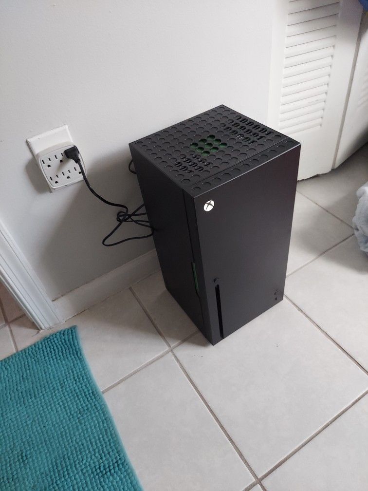 Xbox 8 Cans Mini Fridge Thermoelectric Cooler