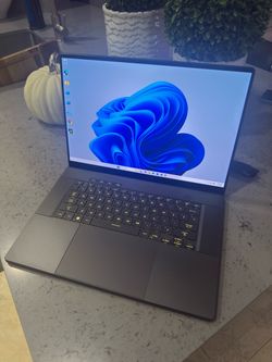 Asus ROG Zephyrus G16 GU605 16 240Hz QHD+ 2.5 GHz Ultra 9 185H 16GB 1TB RTX 4070