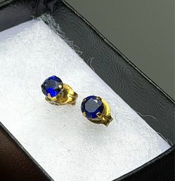 Beautiful 😍 !! Sapphire stud earrings set in 14k gold !