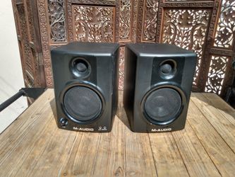 M-AUDIO AV 40 SPEAKERS