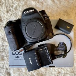 Canon EOS 5D Mark IV Full Frame Digital SLR Camera