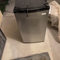 Magic Chef mini fridge