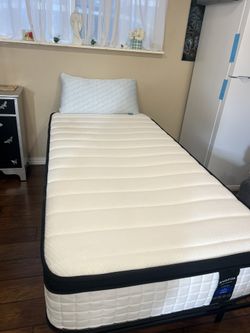 Beautiful XL Twin Bed With Mattress And Pillow