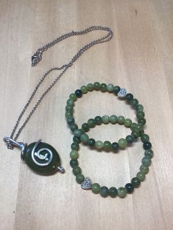 Set Of 2 Green Stone Stretch Bracelets And Green Pendant Necklace