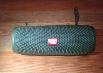 JBL Flip 5 Green Bluetooth Speaker
