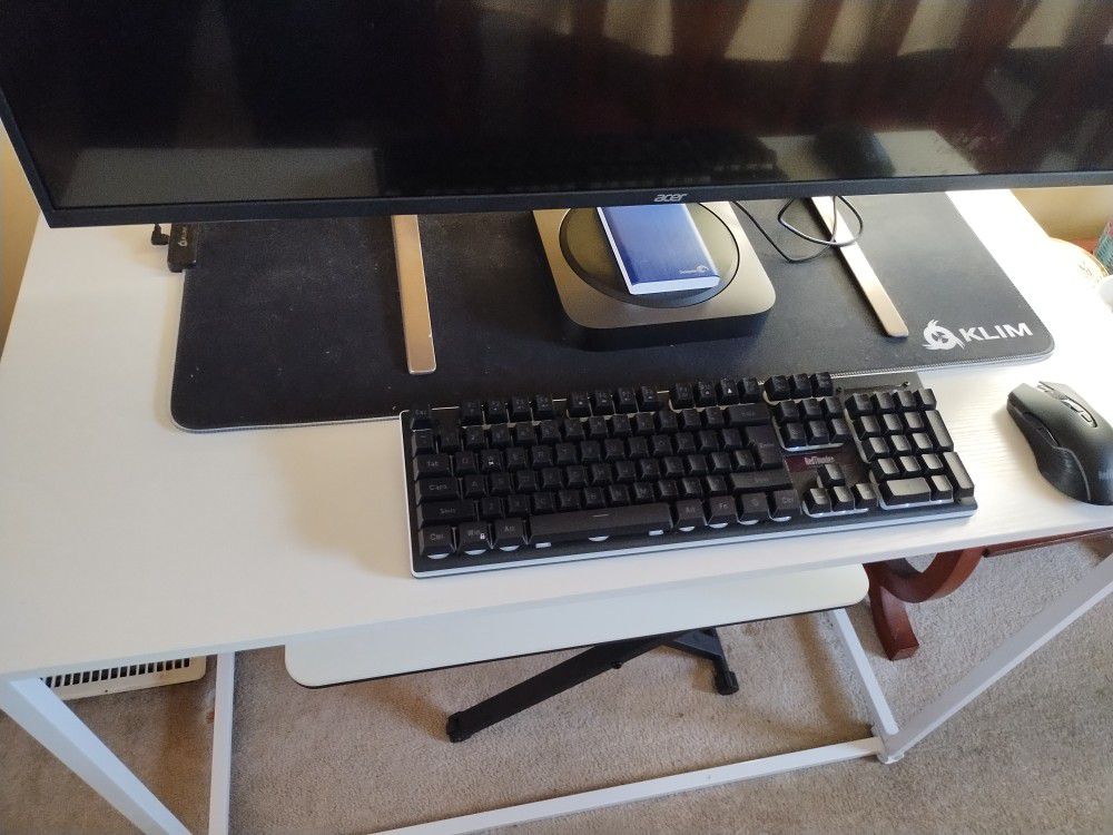 Mac Mini  And Computer Desk And 43 Monter 