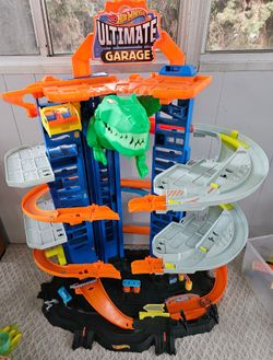 Hot Wheels City Robo T-Rex Ultimate Garage playset.