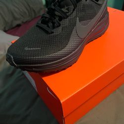 Nike women’s revolution 8 size 6.5